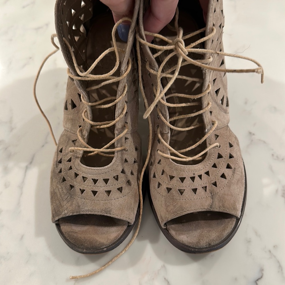 Vince Camuto lace up sandals/heels size 7.5